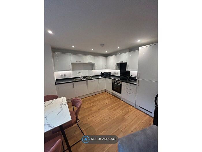 2 Bedroom Flat To Rent In Queens Quay, Torquay, TQ1