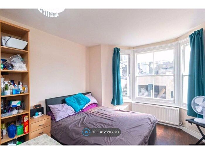 3 Bedroom Flat To Rent In Barclay Road, London, SW6
