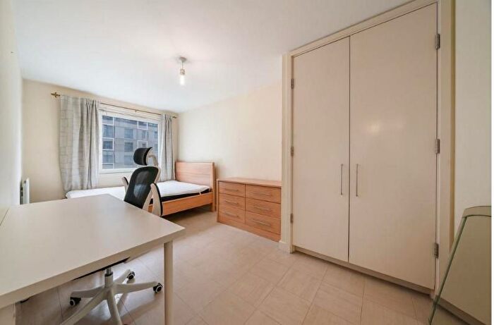 3 Bedroom Flat To Rent In Wilton Road, London, SW1V