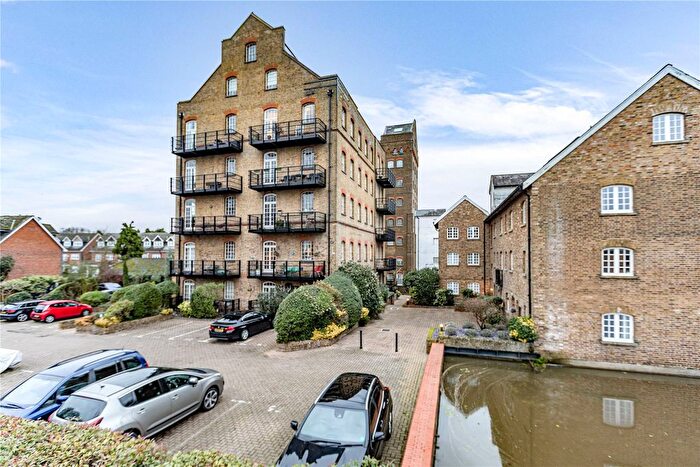 2 Bedroom Flat For Sale In Addlestone, Surrey, KT15