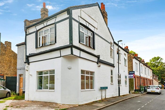 2 Bedroom Flat For Sale In Malyons Road, London, SE13