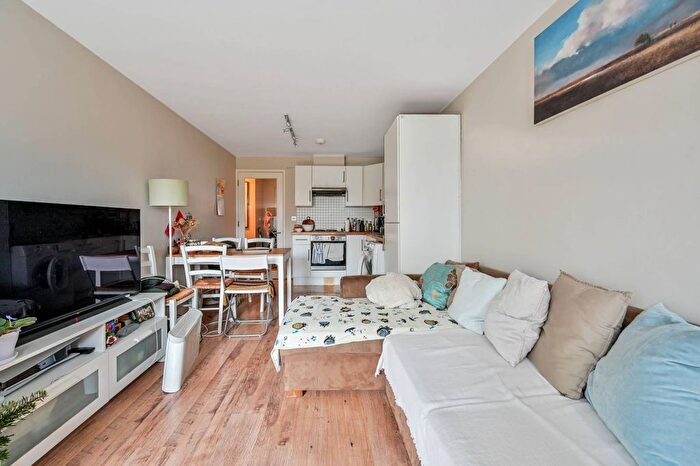 1 Bedroom Flat For Sale In Styles Court, Walton Road, East Molesey, KT8