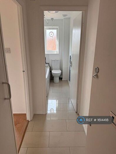Studio To Rent In Streamside, London, N9