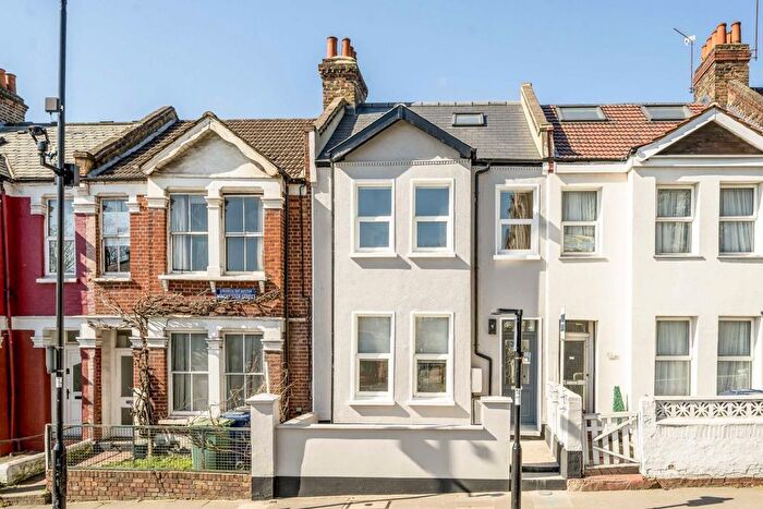 3 Bedroom Flat To Rent In Winchester Street, Acton, W3