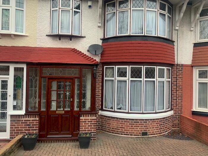 3 Bedroom Terraced House To Rent In Harent Drive, Clay Hall IG5