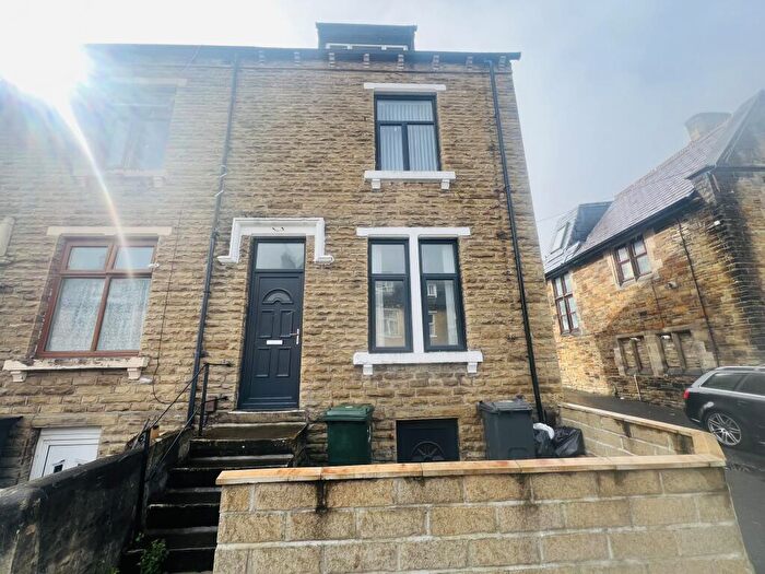 4 Bedroom House To Rent In Leamington Street, BD9
