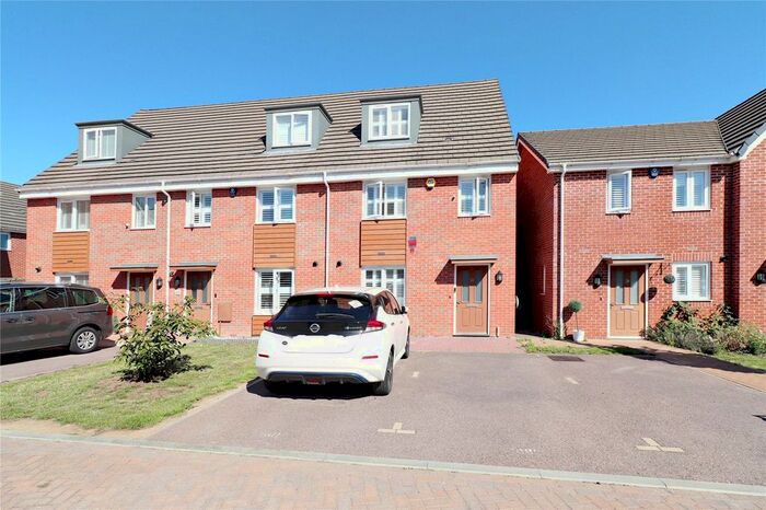 4 Bedroom Semi-Detached House To Rent In Tyndal Way, Dartford, Kent, DA1