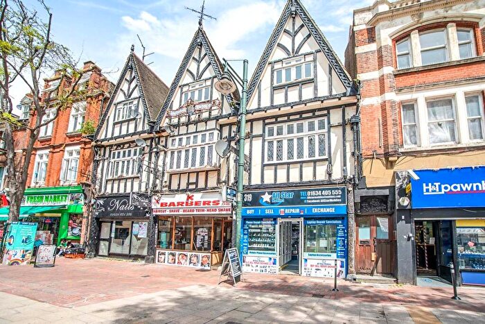 2 Bedroom Flat To Rent In High Street, Chatham, Kent, ME4