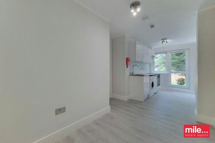 Studio To Rent In Montpelier Rise, London, NW11