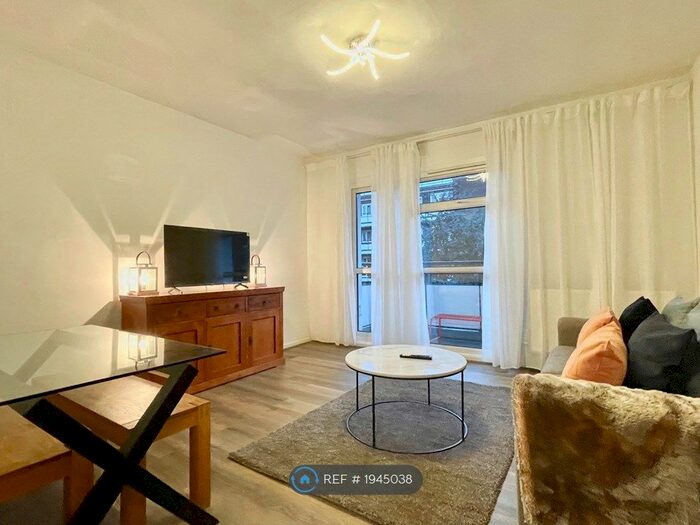 3 Bedroom Flat To Rent In Martin House, London, SW8