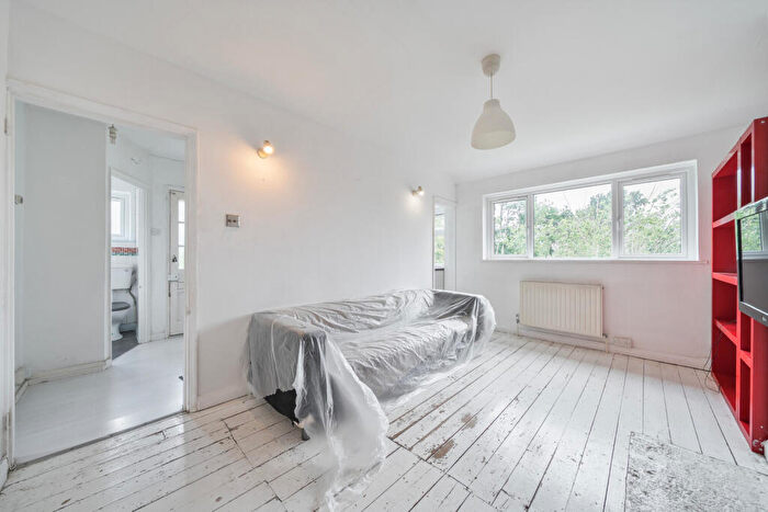 2 Bedroom Apartment For Sale In Moremead Road, London, SE6