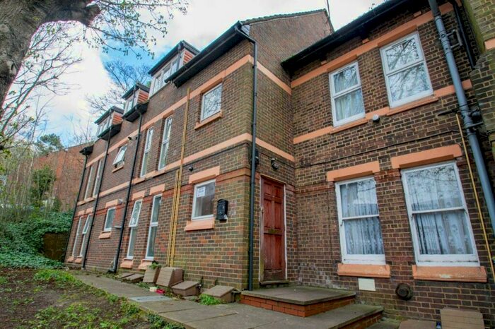 1 Bedroom Flat To Rent In Hyde House, Cresecent Rise, Luton, LU2