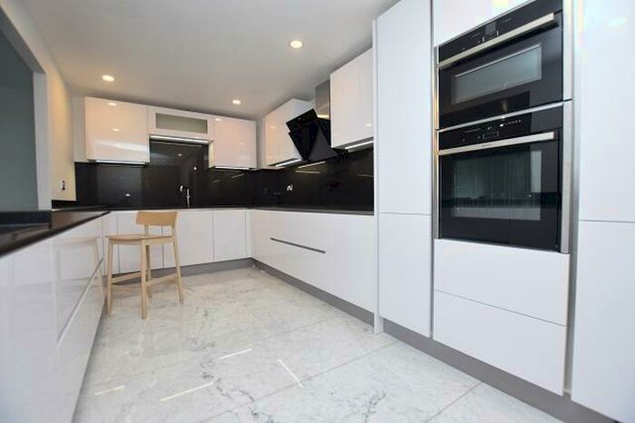 3 Bedroom Apartment To Rent In Royal Plaza, Westfield Terrace, S1