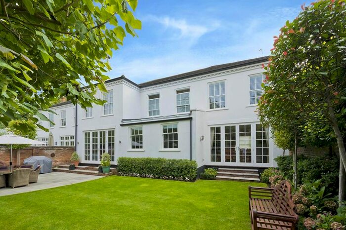 5 Bedroom Detached House To Rent In Herons Croft, Weybridge, KT13