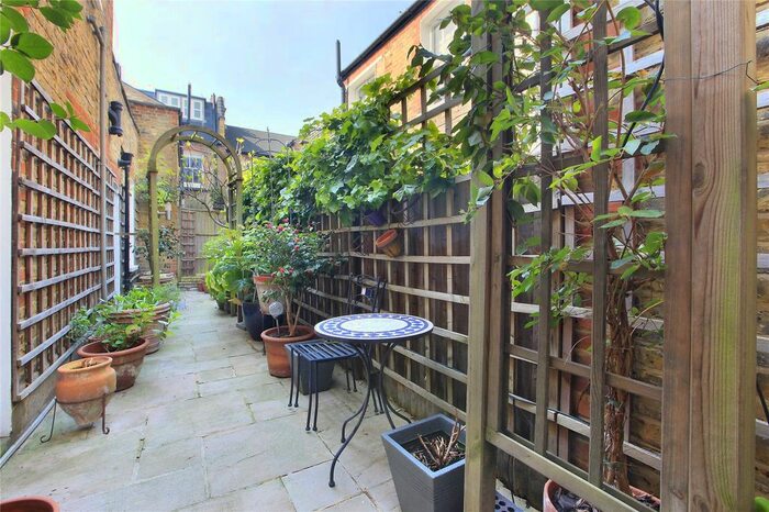 2 Bedroom Flat To Rent In Narbonne Avenue, Clapham, London, SW4