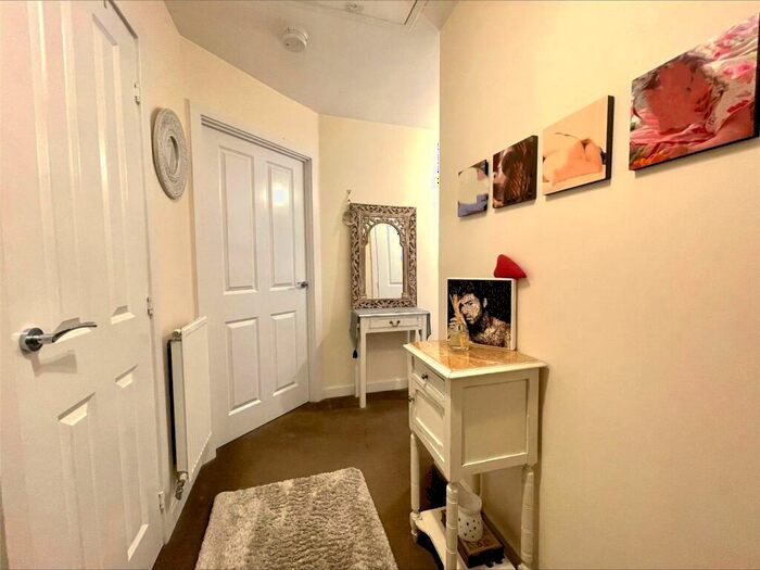 1 Bedroom Flat For Sale In Coxwell Avenue, Farnborough, Hampshire, GU14
