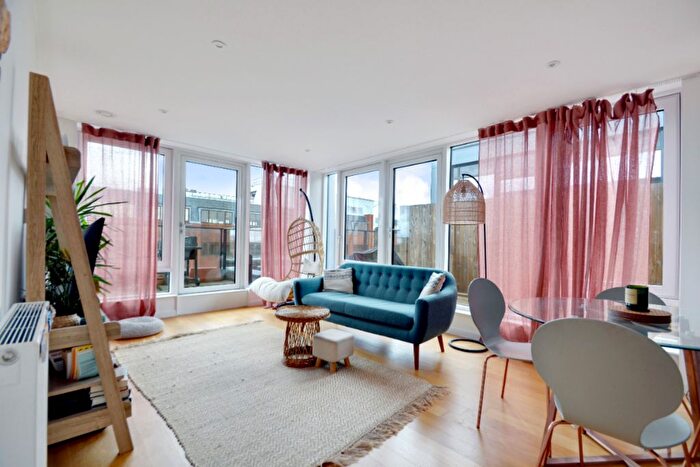 1 Bedroom Penthouse To Rent In High Road, London, N12