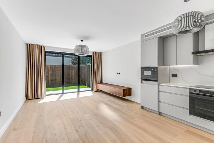 3 Bedroom Apartment To Rent In Hampstead Gardens, Hampstead Garden Suburb, NW11