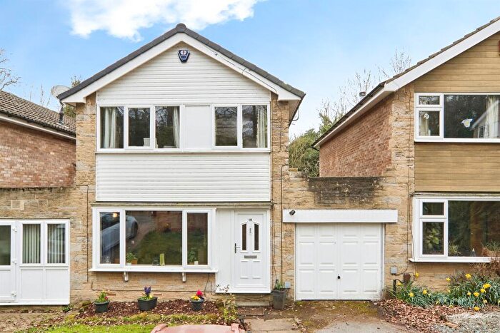 3 Bedroom Link Detached House For Sale In Newlay Wood Close, Horsforth, Leeds, LS18