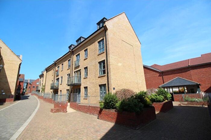 2 Bedroom Flat To Rent In Coopers Yard, Paynes Park, Hitchin, SG5