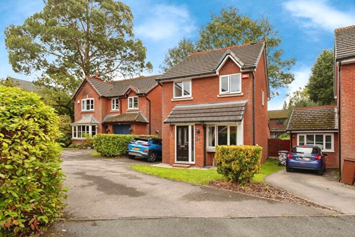 3 Bedroom Detached House For Sale In Netherfield Close, Oldham, Lancashire, OL8