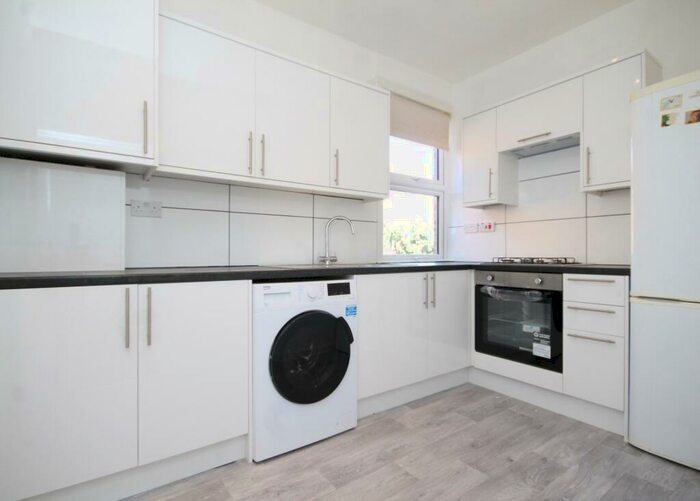 2 Bedroom Flat To Rent In Kitchener Road, Seven Sisters, N17