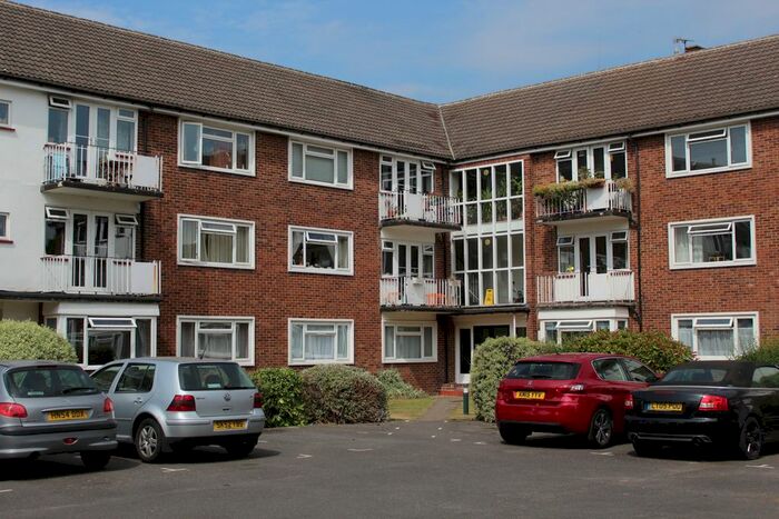 2 Bedroom Flat To Rent In Lovelace Gardens, Surbiton, KT6