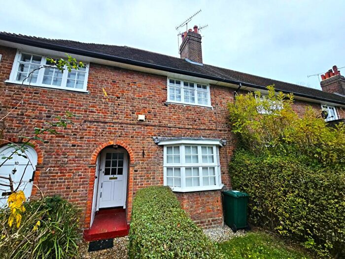 1 Bedroom Maisonette To Rent In Midholm Close, London, NW11