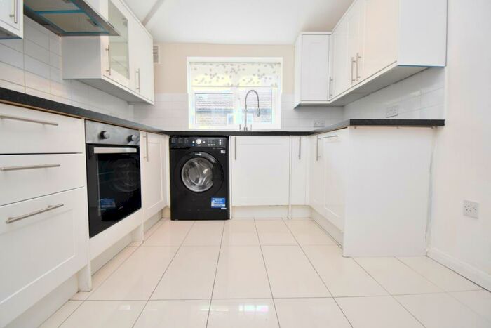 3 Bedroom Flat To Rent In Plumstead Common Road London, SE18