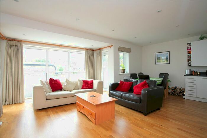 2 Bedroom Flat To Rent In Abyssinia Close, London, SW11