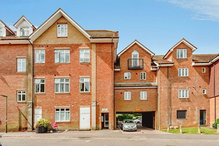 2 Bedroom Flat For Sale In Lumley Road, Horley, RH6