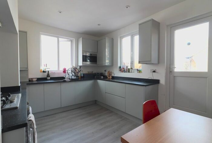 3 Bedroom Flat To Rent In Portland Mansions, Portland Road, London, SE25