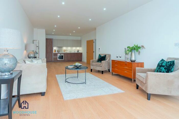 2 Bedroom Flat To Rent In Station Road, Potters Bar, EN6