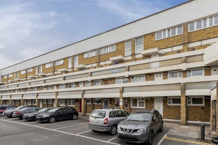 2 Bedroom Flat To Rent In St. Peter's Way, London, N1