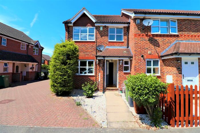 3 Bedroom End Of Terrace House To Rent In Powell Avenue, Darrenth, Dartford, DA2