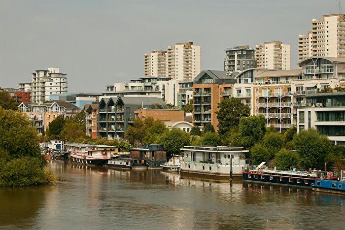 3 Bedroom Flat For Sale In Kew Bridge Road, Brentford, TW8