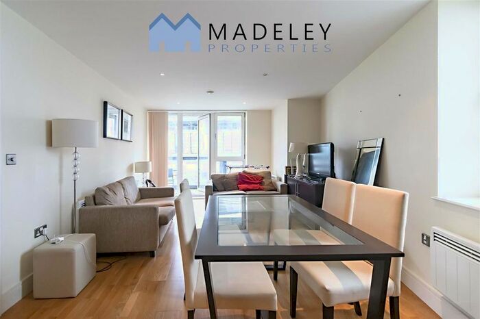 2 Bedroom Flat To Rent In Drayton Park, Islington, London, N5