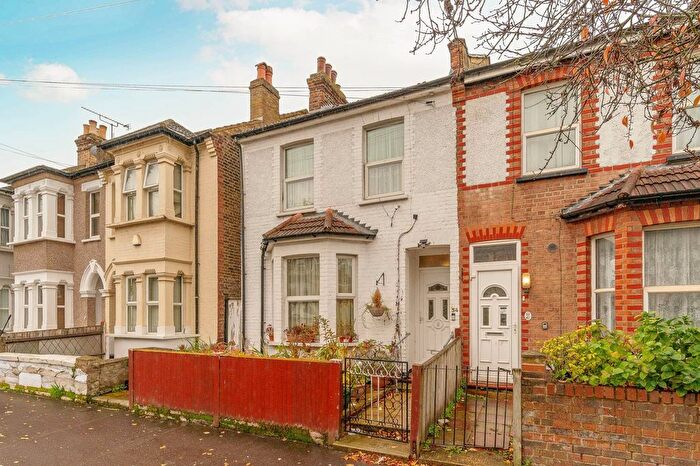 3 Bedroom Semi Detached House For Sale In Limes Road, Croydon, CR0