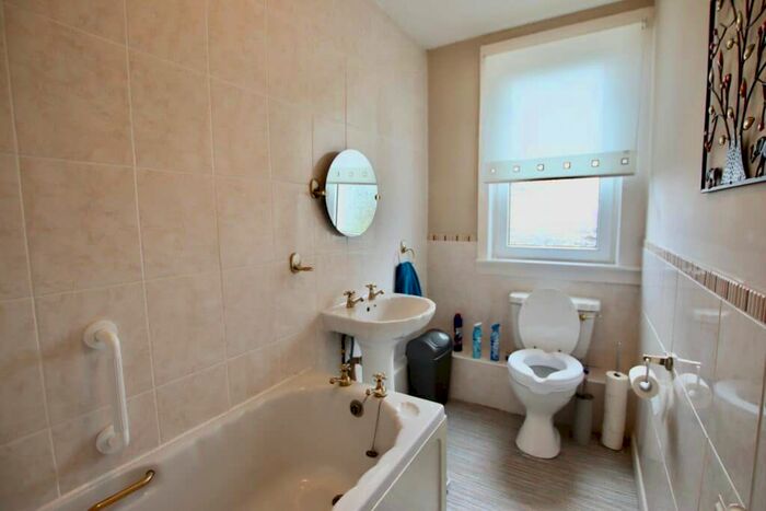 2 Bedroom Flat For Sale In Colliertree Road, Clarkston, Airdrie, ML6