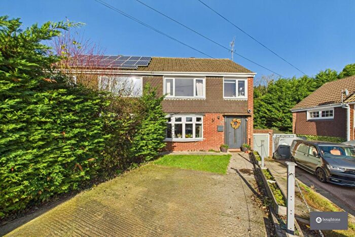 3 Bedroom Semi Detached House For Sale In Valley Road, Brackley, NN13