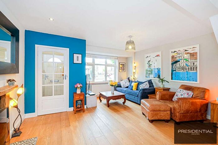 3 Bedroom End Of Terrace House For Sale In Hale End Road, Highams Park, E4
