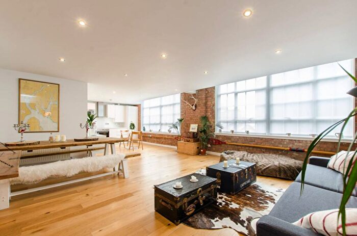 2 Bedroom Flat To Rent In Princelet Street, , Shoreditch, London, E1