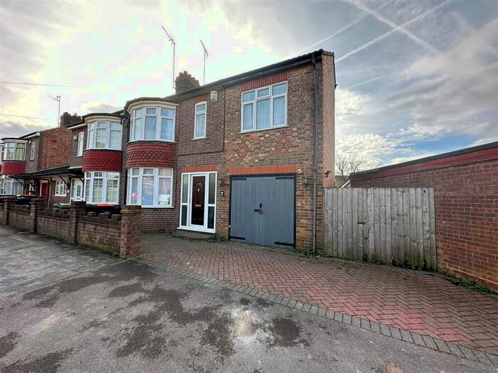4 Bedroom End Of Terrace House To Rent In Park Road, Dunstable, LU5