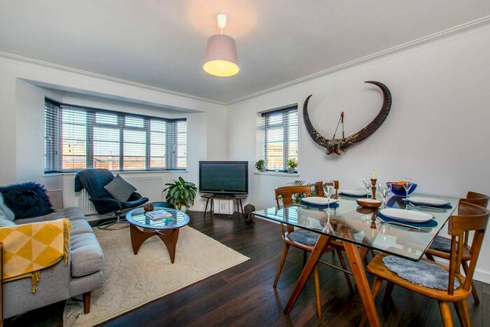 3 Bedroom Flat To Rent In Streatham High Road, Streatham, London, SW16