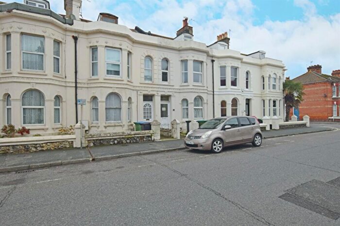 3 Bedroom Flat To Rent In New Road, Littlehampton, BN17