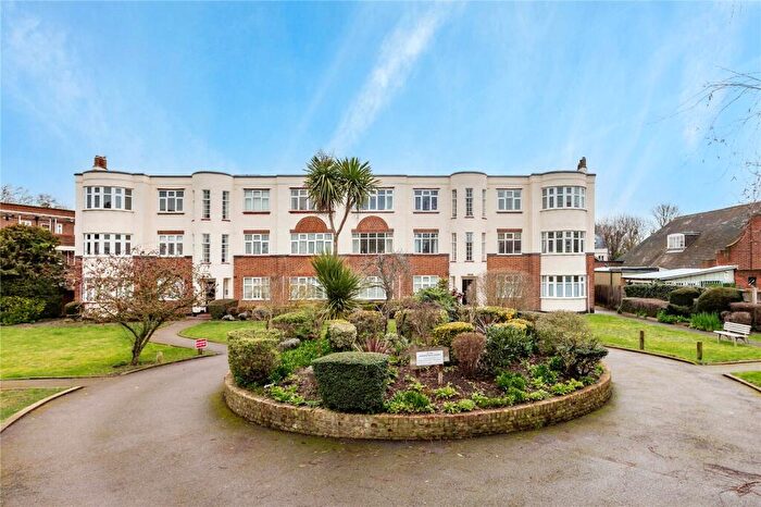 2 Bedroom Apartment For Sale In Springfield Court, Springfield Gardens, Upminster, RM14