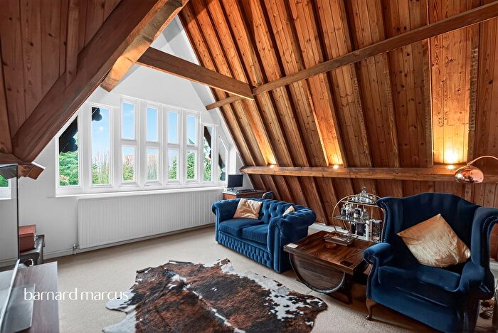 2 Bedroom Flat For Sale In Picketts Lane, Redhill, RH1