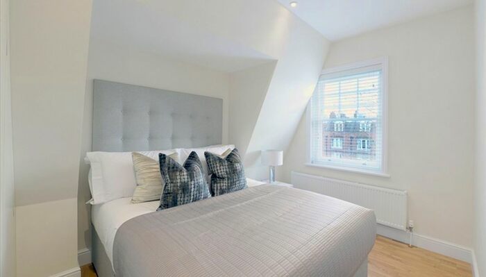 3 Bedroom Flat To Rent In Hamlet Gardens, London, W6
