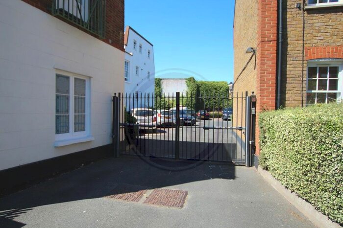 Studio To Rent In Stapleton Hall Road, Finsbury Park, N4