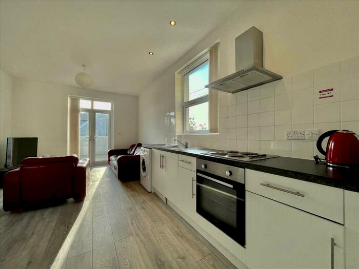 2 Bedroom Apartment To Rent In Woodland Terrace, Plymouth, Plymouth, PL4
